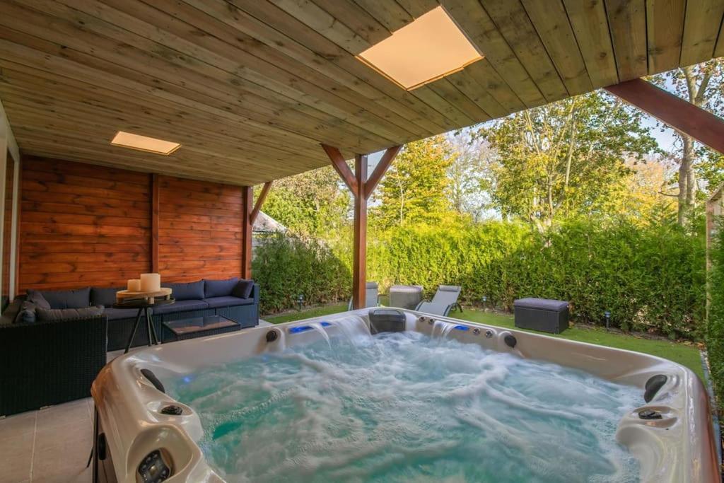 Wellness Studio Tiel Met Sauna En Jacuzzi Exterior photo